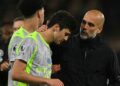 Pep Guardiola menenangkan pemain-pemainnya selepas mereka tewas dalam perebutan gelaran Liga Perdana Inggeris (EPL) kepada Arsenal berikutan seri dengan Bournemouth di Stadium Vitalitiy, semalam. - AFP