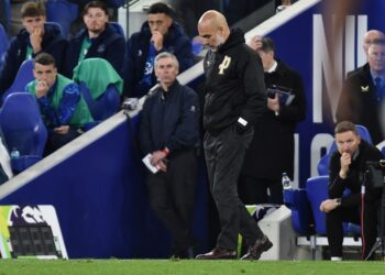 PENGURUS Manchester City, Pep Guardiola tertunduk kecewa selepas pasukannya sekadar seri 3-3 dengan Everton dalam aksi Liga Perdana Inggeris di Stadium Hill Dickinson, awal pagi tadi.-AFP