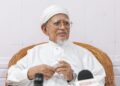 ABDUL Hadi Awang mengadakan sidang akhbar selepas menyampaikan kuliah duha di Masjid Rusila, Terengganu semalam. -UTUSAN/PUQTRA HAIRRY