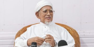 ABDUL Hadi Awang mengadakan sidang akhbar selepas menyampaikan kuliah duha di Masjid Rusila, Terengganu semalam. -UTUSAN/PUQTRA HAIRRY