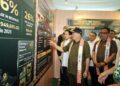 HAJIJI Noor menerima pensijilan Tapak Rizab Biosfera UNESCO daripada Menteri Sumber Asli dan Kelestarian Alam, Datuk Seri Arthur Joseph Kurup - ihsan pejabat Jabatan Ketua Menteri (JKM) Sabah