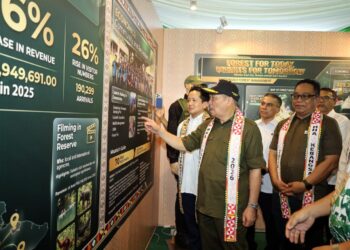 HAJIJI Noor menerima pensijilan Tapak Rizab Biosfera UNESCO daripada Menteri Sumber Asli dan Kelestarian Alam, Datuk Seri Arthur Joseph Kurup - ihsan pejabat Jabatan Ketua Menteri (JKM) Sabah