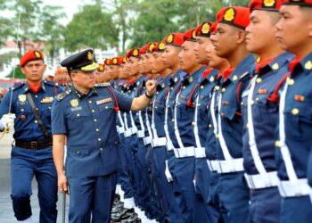 NGA Kor Ming memeriksa barisan kawalan kehormat Sempena Karnival Sambutan Hari Anggota Bomba Sedunia 2026 di Angsana Johor Bahru Mall, Johor Bahru disini. - UTUSAN/RAJA JAAFAR ALI