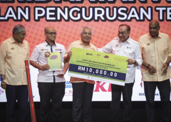 ANWAR Ibrahim (dua dari kanan) menyampaikan Anugerah Tokoh Pekerja Perkhidmatan Awam kepada Ketua Setiausaha Kementerian Luar, Datuk Seri Amran Mohamed Zin pada Majlis Sambutan Hari Pekerja 2026 di Unifi Arena, Bukit Jalil, Kuala Lumpur, semalam.-UTUSAN/MUHAMAD IQBAL ROSLI.