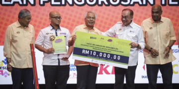 ANWAR Ibrahim (dua dari kanan) menyampaikan Anugerah Tokoh Pekerja Perkhidmatan Awam kepada Ketua Setiausaha Kementerian Luar, Datuk Seri Amran Mohamed Zin pada Majlis Sambutan Hari Pekerja 2026 di Unifi Arena, Bukit Jalil, Kuala Lumpur, semalam.-UTUSAN/MUHAMAD IQBAL ROSLI.