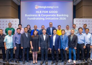 YOW KUAN TUCK (belakang, enam dari kiri) bersama wakil rumah kebajikan Lembah Klang dan penderma korporat pada majlis penyampaian cek yang diadakan di Menara Hong Leong.