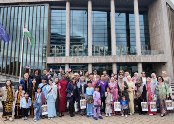 KEDUTAAN Besar Malaysia di Hungary membawa kembali program ‘Tram Sarong Budapest’ di atas laluan ikonik Tram 2 di Budapest, Hungary.
