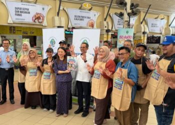 HANNAH Yeoh menunjukkan notis penawaran diskaun makanan dan minuman sehingga 15 peratus melibatkan golongan warga emas di Medan Selera Presint 9 Putrajaya, semalam.