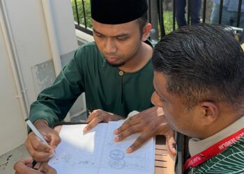 PIHAK Balai Undang Sungei Ujong menerima surat pengosongan daripada wakil Pejabat Setia­usaha Kerajaan Negeri Sembilan  petang, semalam.-UTUSAN/NOR SHAFIQAH MOHD GHAZALI
