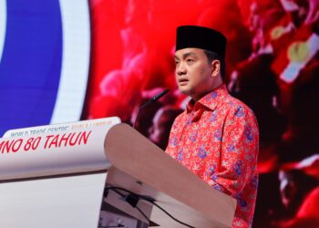 ONN Hafiz Ghazi berucap pada Konvensyen 80 Tahun UMNO, di Pusat Dagangan Dunia, di sini hari ini. - UTUSAN/SHIDDIEQIIN ZON
