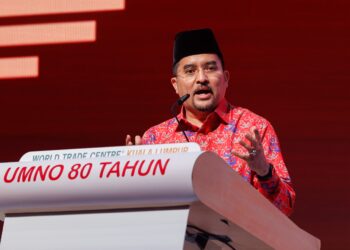 ASYRAF Wajdi Dusuki berucap pada Konvensyen 80 Tahun UMNO, di Pusat Dagangan Dunia, di sini hari ini. - UTUSAN/SHIDDIEQIIN ZON