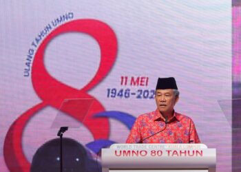 MOHAMAD Hasan berucap pada Konvensyen 80 Tahun UMNO, di Pusat Dagangan Dunia, di sini hari ini. - UTUSAN/SHIDDIEQIIN ZON