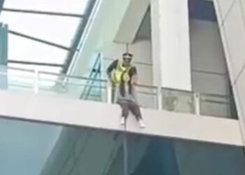 SEORANG anggota polis dilihat cuba menyelamatkan warga asing tetapi mangsa meronta sebelum terjatuh di KLIA2.