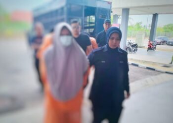 SUSPEK tiba di Mahkamah Majistret Kota Bharu, Kelantan untuk prosiding perintah reman. - UTUSAN/ ROHANA ISMAIL