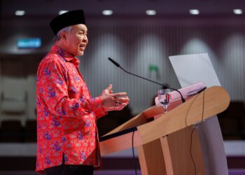 AHMAD Zahid Hamidi berucap pada Konvensyen 80 Tahun UMNO, di Pusat Dagangan Dunia, di sini hari ini. - UTUSAN/SHIDDIEQIIN ZON