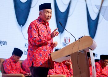 AHMAD Zahid Hamidi berucap pada Konvensyen 80 Tahun UMNO, di Pusat Dagangan Dunia, di sini hari ini. - UTUSAN/SHIDDIEQIIN ZON