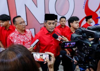 KHAIRY Jamaluddin ketika ditemui pemberita pada Konvensyen 80 Tahun UMNO, di Pusat Dagangan Dunia, di sini hari ini. - UTUSAN/SHIDDIEQIIN ZON
