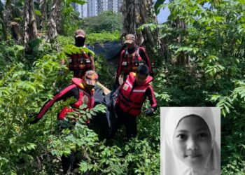 ANGGOTA bomba mengangkat mayat Nur Qaseh Deandra Mohd. 
Qayyum yang ditemukan di Sungai Langat, Selangor.