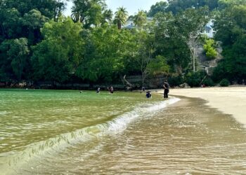 PENGUNJUNG mandi-manda dan berkelah di Pantai Tanjung Biru, Port Dickson, Negeri Sembilan kerana kejernihan airnya.