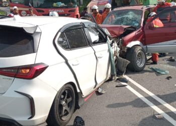 KEADAAN lokasi kemalangan di Simpang Tiga Manik Urai Lama, Kuala Krai, Kelantan. - IHSAN BOMBA