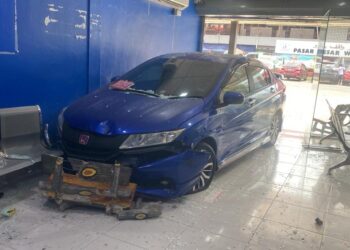 Tersalah tekan pedal minyak, Honda City rempuh premis dobi