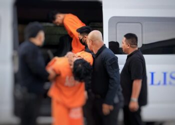 KEDUA-dua suspek tiba untuk mendapatkan perintah sambung reman di Mahkamah Kota Bharu, Kelantan hari ini.-UTUSAN/KAMARUL BISMI KAMARUZAMAN.