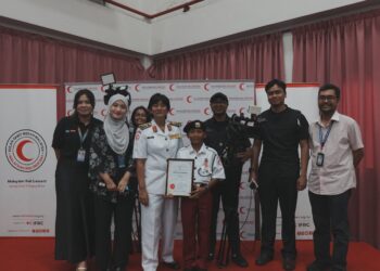 PUTERI Intan Safinaz Sultan Abdul Halim Mu’adzam Shah pada Sambutan Hari Palang Merah dan Bulan Sabit Merah Sedunia di Ibu Pejabat BSMM Kuala Lumpur bersama penerima Pingat Keberanian BSMM, Farish Danish Zulfadhli.