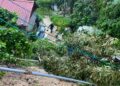 KEADAAN tanah runtuh di Kampung Bukit Sungai Putih, Ampang yang berlaku berdekatan sebuah rumah dekat sini, petang tadi.