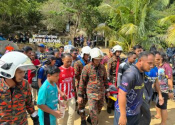 ANGGOTA bomba bersama penduduk mengusung jenazah mangsa yang meninggal dunia selepas mengalami sesak nafas sebaik sahaja tiba di puncak Bukit Gunong, Bachok, Kelantan.