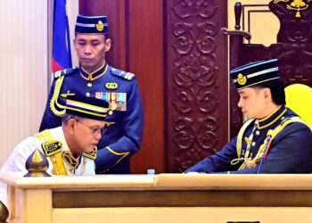 WAN Rosdy Wan Ismail (kiri) bersama Tengku Hassanal Ibrahim Alam Shah pada Istiadat Pembukaan Penggal Ke 5 Dewan Negeri Pahang Ke 15, di Wisma Sri Pahang, Kuantan, Pahang.
