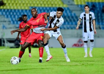 PEMAIN Terengganu FC (TFC), Azam Azmi (dua dari kanan) mengasak pemain Imigresen FC dalam saingan Liga Super di Stadium Sultan Mizan Zainal Abidin, Kuala Nerus, Terengganu, malam ini. - UTUSAN/PUQTRA HAIRRY