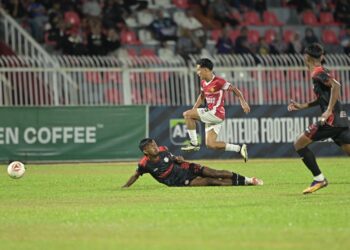 MUHAMMAD Faiz Nasir cuba melepasi kawalan pemain pertahan Kelantan WTS pada aksi Liga A1 Semi-Pro di Stadium Sultan Muhammad IV, Kota Bharu, Kelantan.  - IHSAN KRW FC