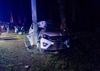 DUA sahabat maut kereta Perodua Axia yang dinaiki terbabas dan melanggar tiang elektrik di Jalan Besar Felda Jengka 12 di Maran, Pahang.