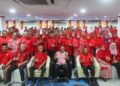 ROZI Mamat (duduk, tengah) bergambar bersama ahli UMNO sempena Sambutan Ulang Tahun UMNO Ke-80 Peringkat Negeri Terengganu di Kuala Terengganu. - -UTUSAN/PUQTRA HAIRRY