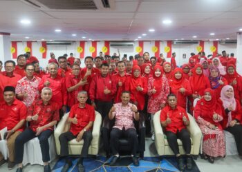ROZI Mamat (duduk, tengah) bergambar bersama ahli UMNO sempena Sambutan Ulang Tahun UMNO Ke-80 Peringkat Negeri Terengganu di Kuala Terengganu. - -UTUSAN/PUQTRA HAIRRY