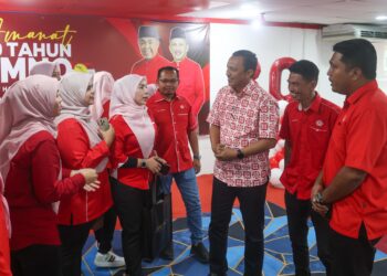 ROZI Mamat (tiga dari kanan) beramah mesra bersama ahli UMNO pada Sambutan Ulang Tahun UMNO Ke-80 Peringkat Negeri Terengganu  Kuala Terengganu. - UTUSAN/PUQTRA HAIRRY