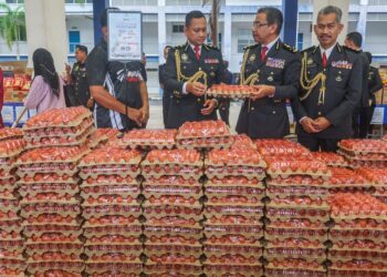AZMAN Adam (dua dari kanan) meninjau program Jualan Rahmah semasa hadir sempena Hari Penguatkuasa Ke-54 Peringkat KPDN Negeri Terengganu di Wakaf Tapai, Marang, Terengganu. - UTUSAN/PUQTRA HAIRRY