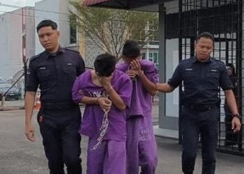 DUA suspek dibawa polis untuk prosiding reman di Mahkamah Majistret Pasir Puteh, Kelantan bagi membantu kes pembunuhan seorang lelaki orang kurang upaya (OKU) lembam.