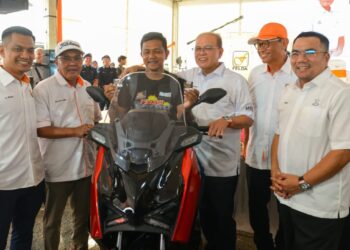 WAN ROSDY Wan Ismail (empat dari kanan) menyampaikan hadiah motosikal kepada pemenang cabutan bertuah sempena Himpunan Generasi Felda Pahang dan Moto Fest 2026 di Stadium Tun Abdul Razak Jengka di Maran, Pahang. - FOTO/SALEHUDIN MAT RASAD
