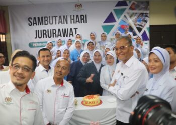 DR. Dzulkefli Ahmad (dua kanan) meraikan jururawat sempena Hari Jururawat Sedunia semasa lawatan kerja ke Klinik Kesihatan Maran di Maran, Pahang. - FOTO/SALEHUDIN MAT RASAD