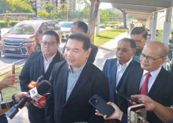 RAFIZI Ramli dan barisan peguamnya hadir ke SPRM bagi serah bukti tambahan.