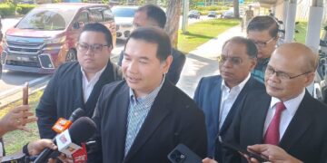 RAFIZI Ramli dan barisan peguamnya hadir ke SPRM bagi serah bukti tambahan.