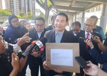 RAFIZI Ramli menunjukkan dokumen tambahan yang akan diserahkan kepada SPRM.
