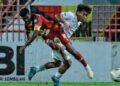 A. SELVAN melepaskan rembatan sambil diasak pemain Kelantan TRW FC dalam aksi Liga Super di Stadium Tuanku Abdul Rahman Paroi, Seremban, hari ini.-UTUSAN/ MOHD. SHAHJEHAN MAAMIN.