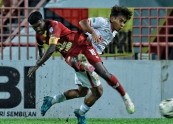 A. SELVAN melepaskan rembatan sambil diasak pemain Kelantan TRW FC dalam aksi Liga Super di Stadium Tuanku Abdul Rahman Paroi, Seremban, hari ini.-UTUSAN/ MOHD. SHAHJEHAN MAAMIN.