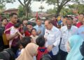 Anwar Ibrahim bermesra dengan orang ramai dalam satu program du Johor Bahru, hari ini.