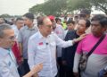 Anwar menyantuni golongan penghantar makanan pada Majlis Ramah Mesra Perdana Menteri bersama Rakyat Negeri Johor di PPR Taman Desa Mutiara, Johor Bahru, hari ini.