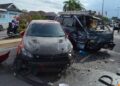 KEADAAAN kereta jenis Volkswagen Golf GTI dan van Nissan Vanette yang terlibat kemalangan mengorbankan nyawa seorang remaja di Jalan Losong Feri, Kuala Terengganu, Terengganu.- IHSAN POLIS