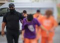 EMPAT suspek tiba untuk prosiding perbicaraan sambil diiringi polis untuk proses pendakwaan di Mahkamah Kota Bharu, Kelantan hari ini-UTUSAN/KAMARUL BISMI KAMARUZAMAN.