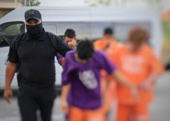EMPAT suspek tiba untuk prosiding perbicaraan sambil diiringi polis untuk proses pendakwaan di Mahkamah Kota Bharu, Kelantan hari ini-UTUSAN/KAMARUL BISMI KAMARUZAMAN.